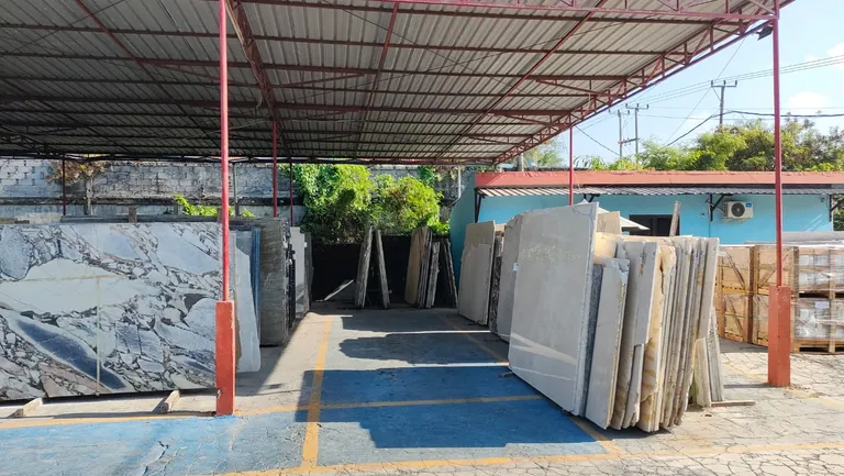 Aisle of marble slabs under the canopy of the Brescia Stone Bali yard