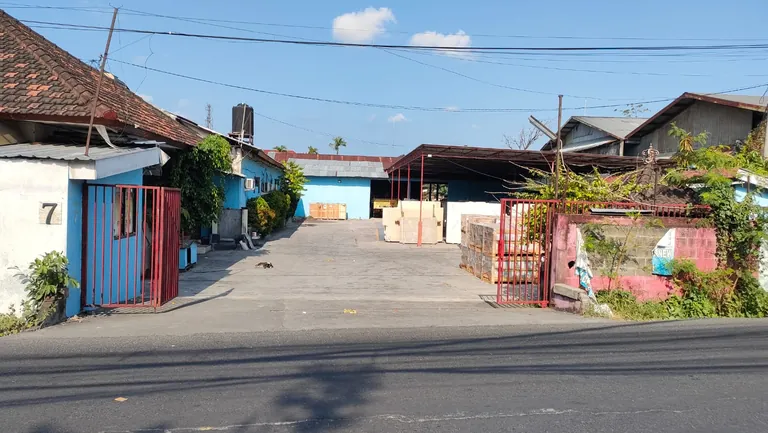 Entrance gate of the Brescia Stone Bali yard on Jl. Kebo Iwa Selatan